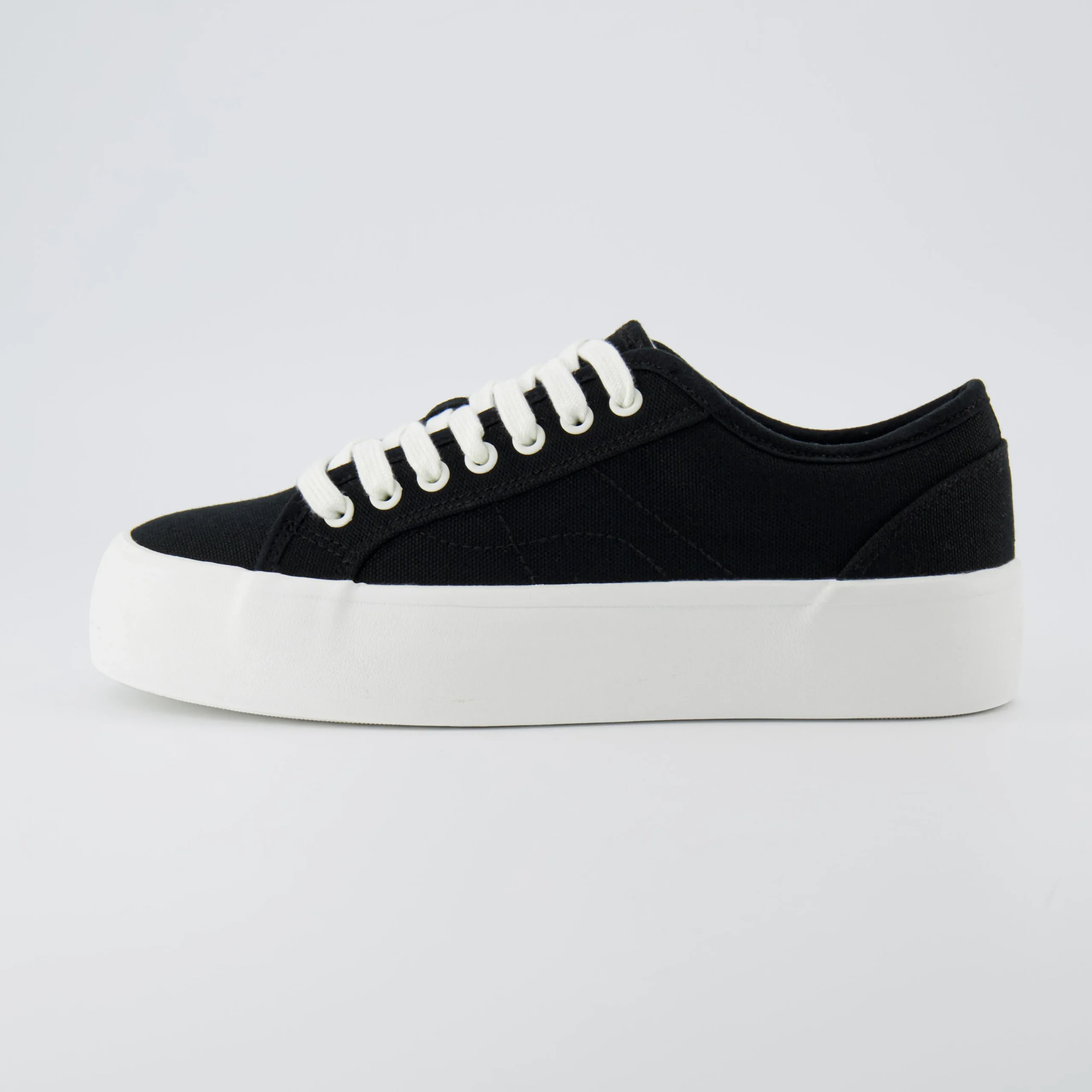 Fashion Sneakers | Sneakers>Cushionaire Tag Low Top Canvas Sneaker